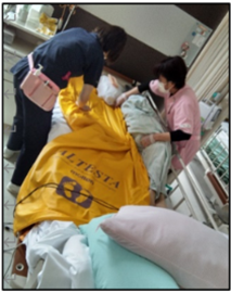 患者さまの身体の下に体圧センサーを設置